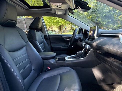 Used 2023 Toyota RAV4 XLE Premium image 9