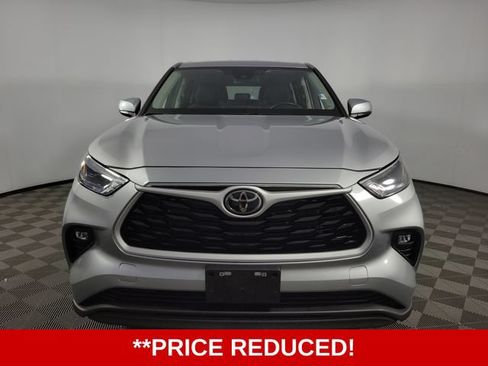 Used 2025 Toyota Highlander LE AWD/4WD image 2