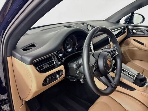 Certified 2023 Porsche Macan AWD/4WD image 4