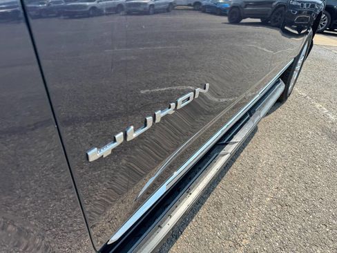 Used 2024 GMC Yukon XL SLT image 11