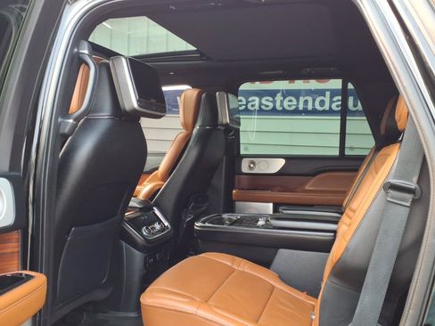 Used 2018 Lincoln Navigator Reserve AWD/4WD image 12