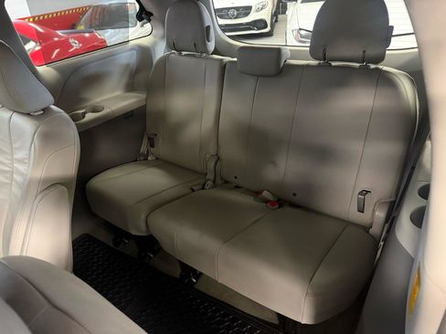 Used 2014 Toyota Sienna Limited image 34