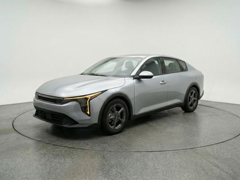 Used 2025 Kia K4 LXS image 3