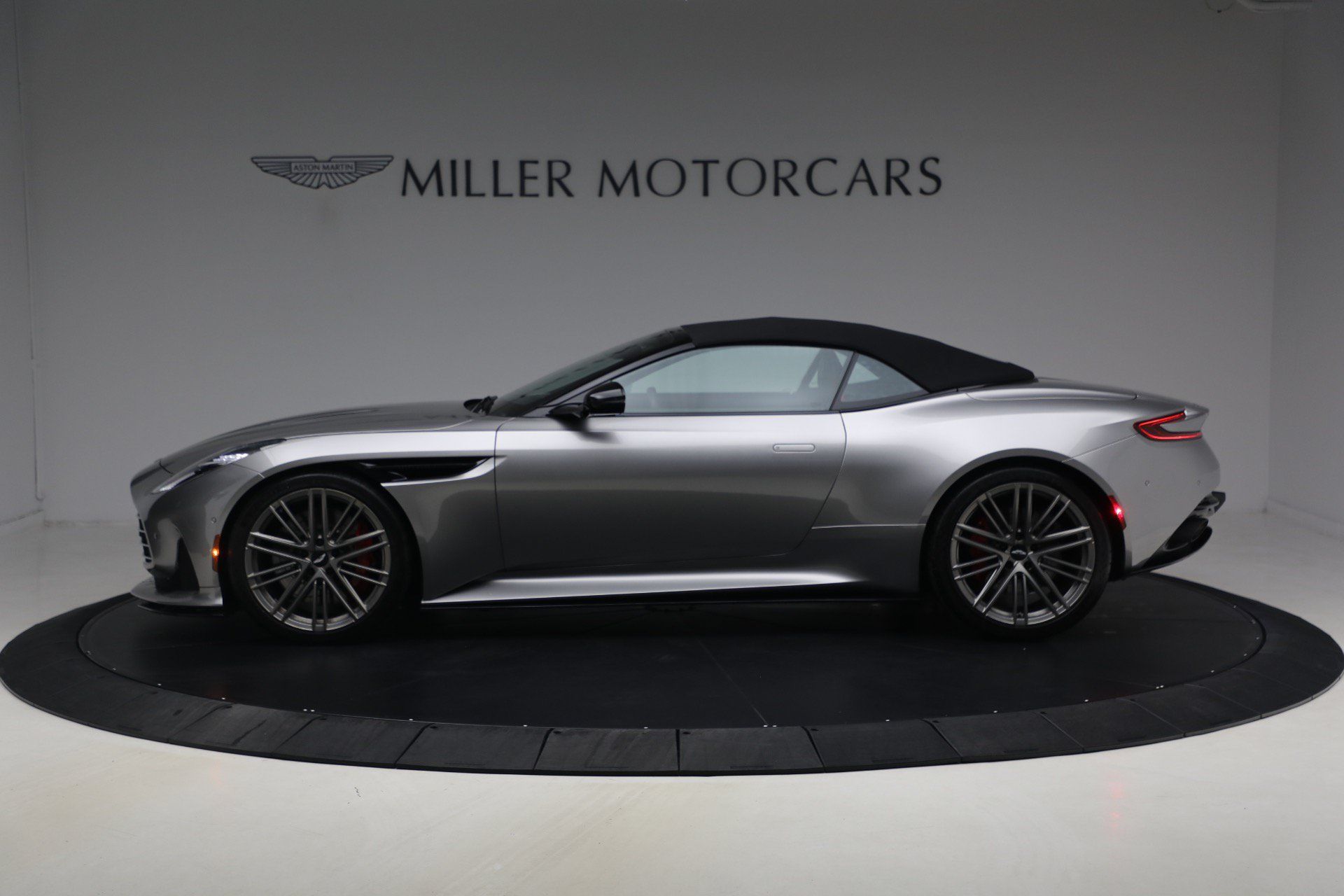 Used 2024 Aston Martin DB12 Convertible RWD image 16