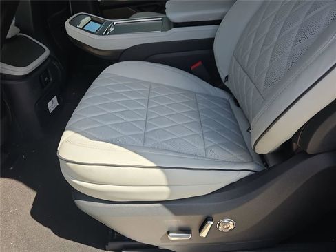 New 2026 Lincoln Navigator L Black Label AWD/4WD image 16