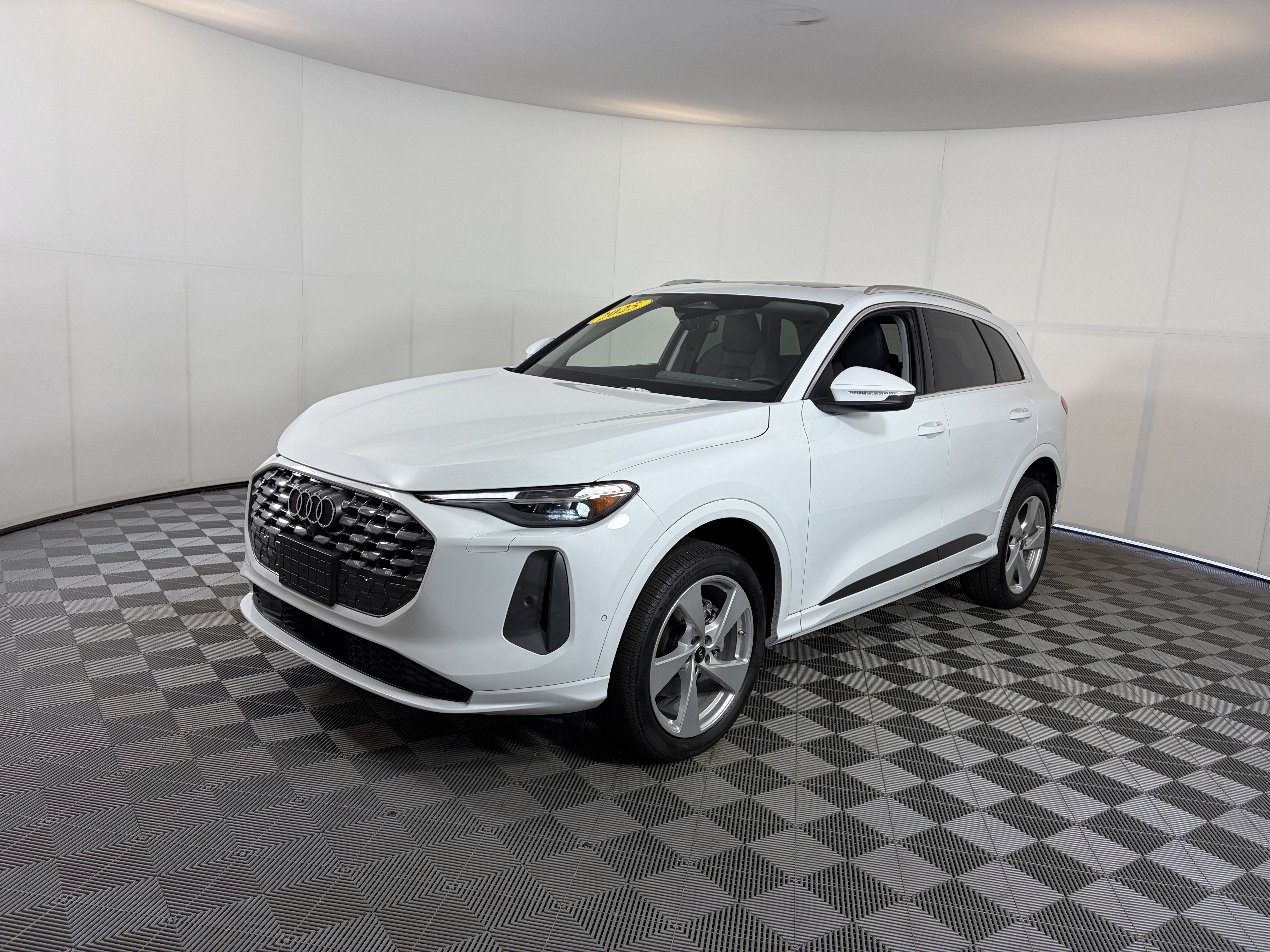 Used 2025 Audi Q5 Premium Plus AWD/4WD image 2