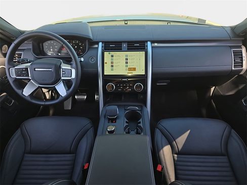 Certified 2025 Land Rover Discovery Metropolitan Edition image 9