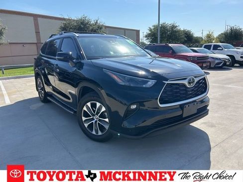 Used 2024 Toyota Highlander XLE FWD image 1