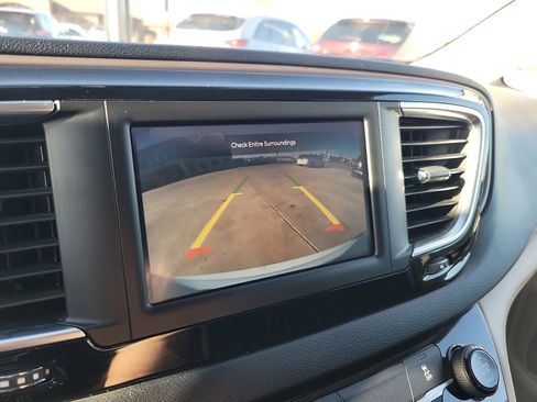 Used 2023 Chrysler Voyager LX image 17