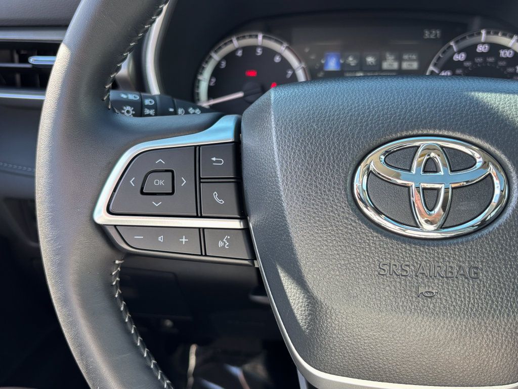 Used 2025 Toyota Highlander XLE AWD/4WD image 29