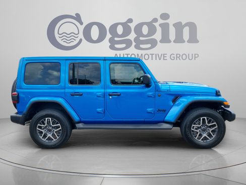 Used 2025 Jeep Wrangler Unlimited Sahara AWD/4WD image 6