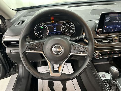 Used 2023 Nissan Altima 2.5 SV image 4