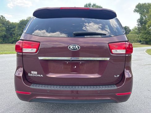 Used 2016 Kia Sedona LX w/ Option Group 020 FWD image 4