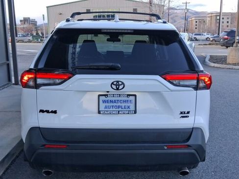 Used 2020 Toyota RAV4 XLE image 5