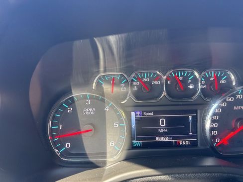 Used 2018 Chevrolet Suburban LT w/ Luxury Package RWD image 13