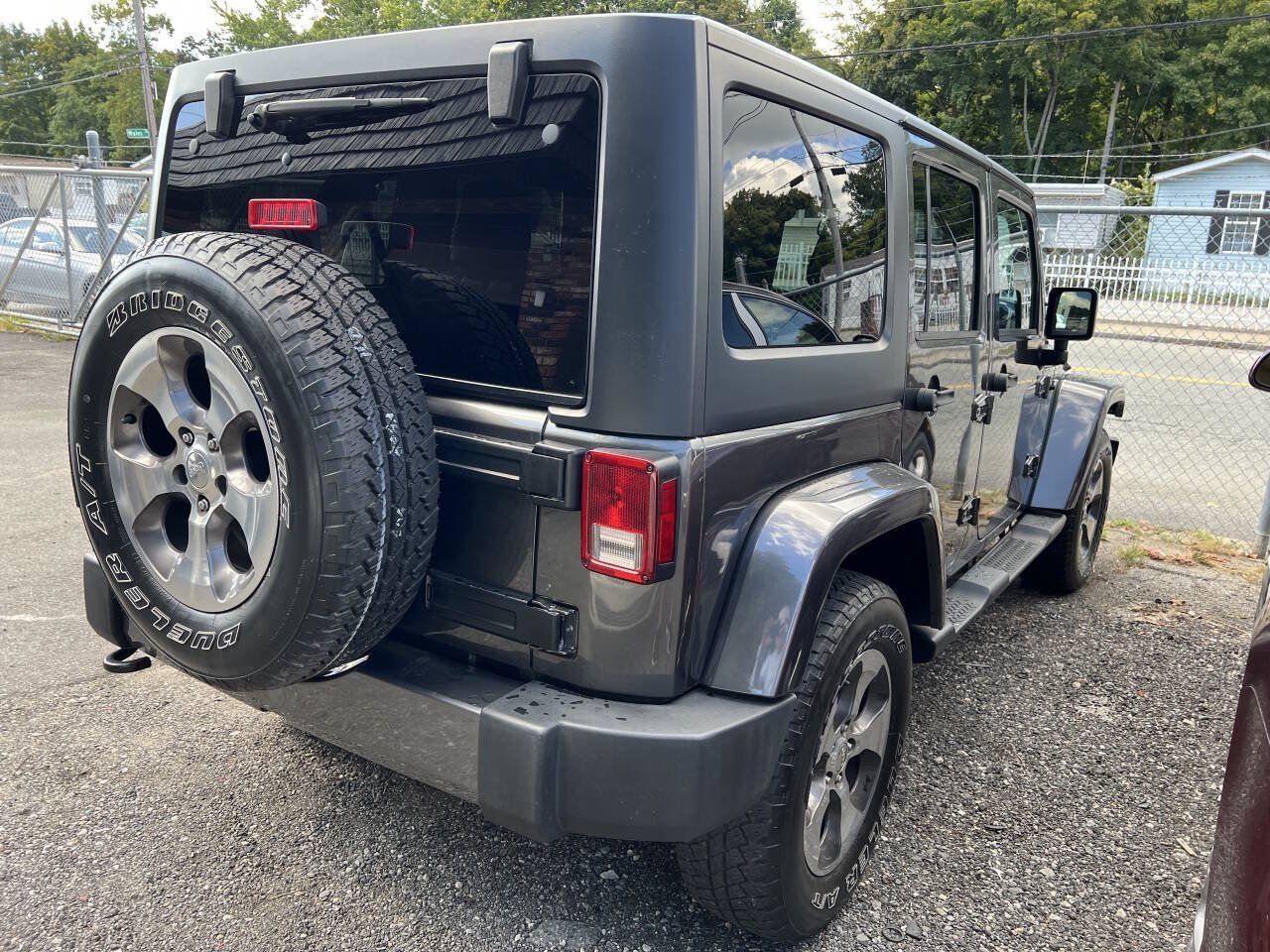 Used 2017 Jeep Wrangler Unlimited Sahara w/ Connectivity Group AWD/4WD image 3