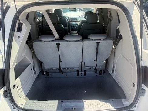Used 2010 Volkswagen Routan SE image 4