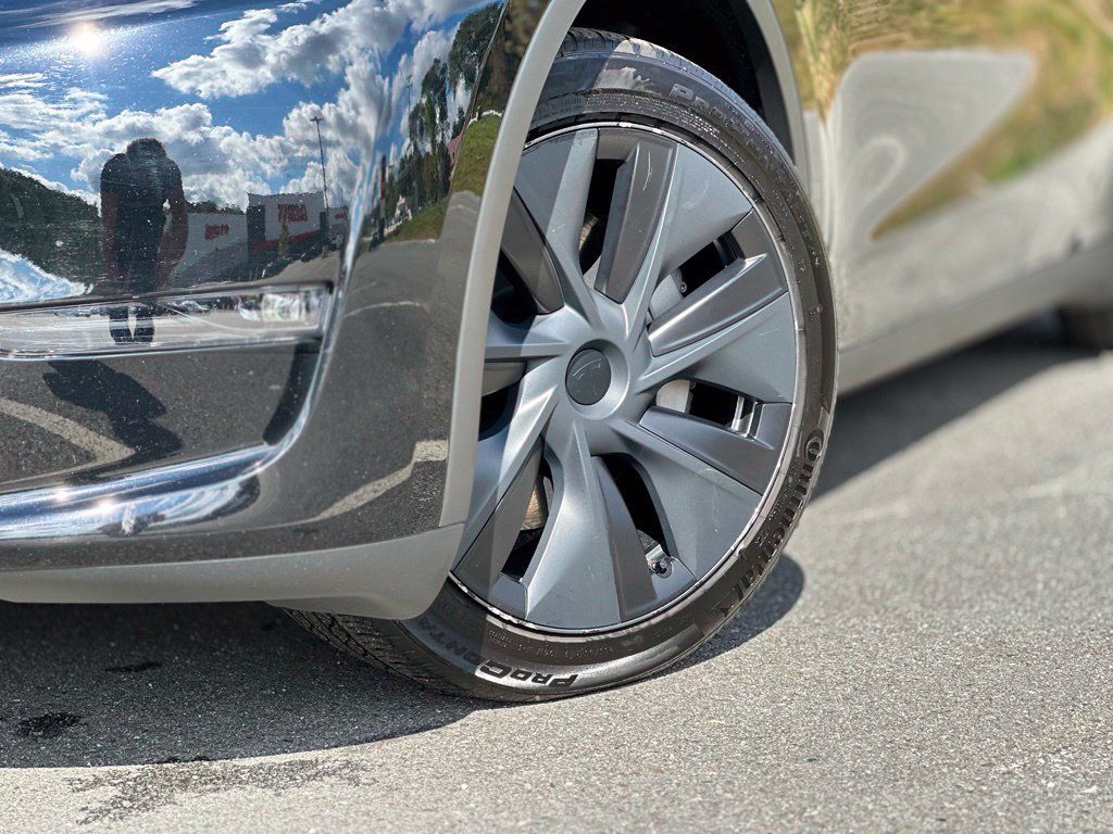 Used 2025 Tesla Model Y Long Range AWD/4WD image 2