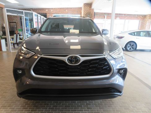 Used 2020 Toyota Highlander XLE FWD image 3