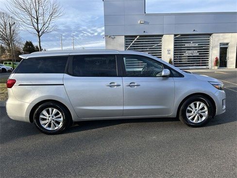 Used 2017 Kia Sedona LX w/ LX Essentials Premium Package image 9