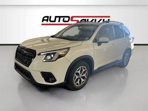 Used 2023 Subaru Forester Premium image 3