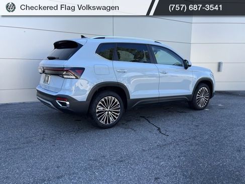 New 2025 Volkswagen Taos SE image 21