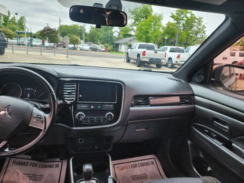 Used 2018 Mitsubishi Outlander SE FWD image 17