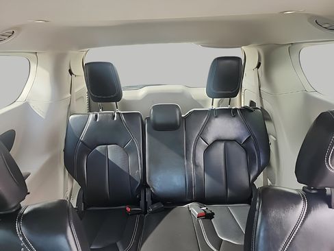 Used 2024 Chrysler Pacifica Touring-L FWD image 15