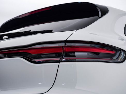 Certified 2025 Porsche Macan image 12