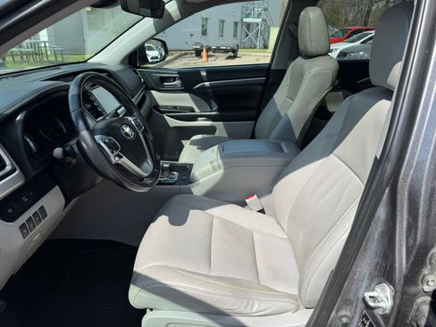 Used 2019 Toyota Highlander Limited Platinum AWD/4WD image 9
