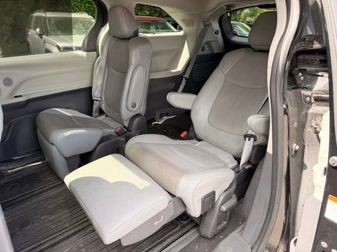 Used 2022 Toyota Sienna Limited AWD/4WD image 46
