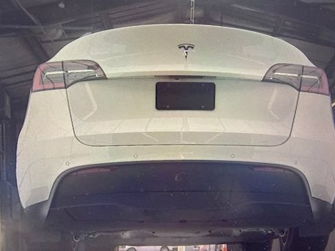 Used 2021 Tesla Model Y Long Range AWD/4WD image 9
