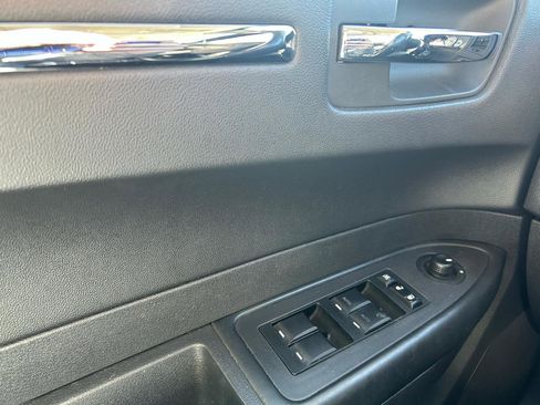 Used 2010 Chrysler 300 Touring image 29