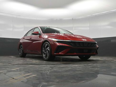 Certified 2025 Hyundai Elantra Limited image 30