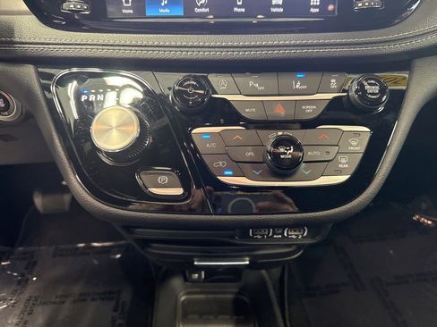 Used 2025 Chrysler Pacifica Select FWD image 16