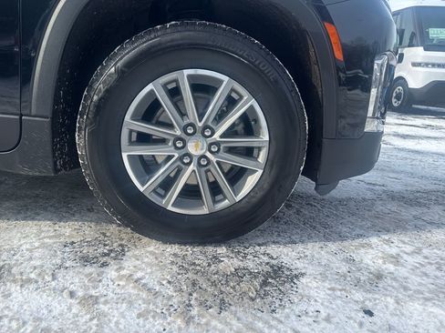 Used 2023 Chevrolet Traverse LT image 2