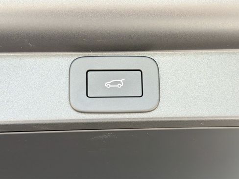 New 2026 Land Rover Range Rover Long Wheelbase SE AWD/4WD image 13