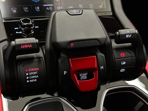 Used 2025 Lamborghini Urus SE image 30