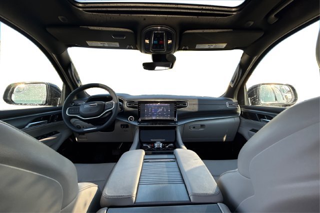 Used 2025 Jeep Wagoneer Series III w/ Premium Group I AWD/4WD image 22
