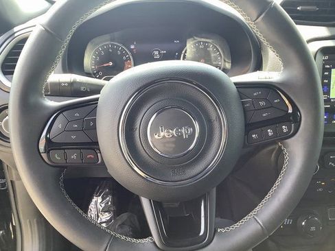 Used 2021 Jeep Renegade Latitude w/ Luxury Group II image 11