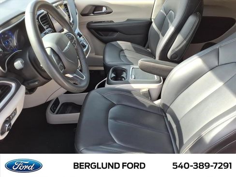 Used 2023 Chrysler Pacifica Touring-L FWD image 12