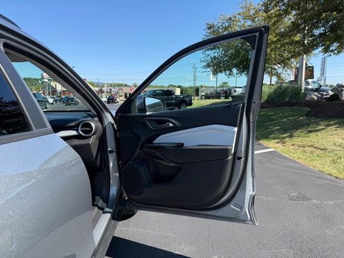 Used 2025 Chevrolet Trax LT FWD image 16