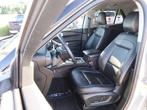 Used 2024 Ford Explorer XLT w/ Equipment Group 202A AWD/4WD image 9