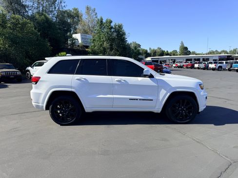 Used 2018 Jeep Grand Cherokee Altitude AWD/4WD image 5
