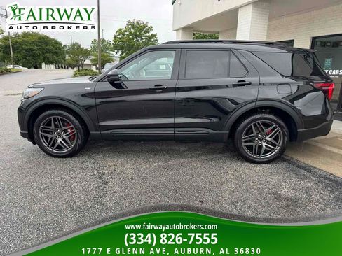 Used 2025 Ford Explorer ST-Line w/ ST-Line Street Pack AWD/4WD image 9