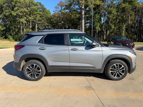 Used 2025 Chevrolet TrailBlazer LT w/ Convenience Package FWD image 4