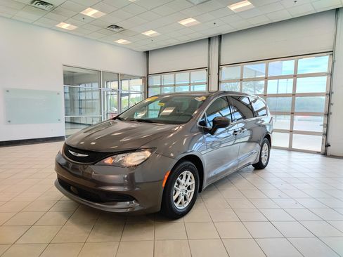 Used 2023 Chrysler Voyager LX FWD image 7