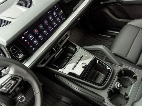New 2025 Porsche Cayenne AWD/4WD image 33