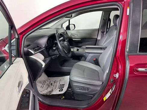 Used 2021 Toyota Sienna XLE image 23