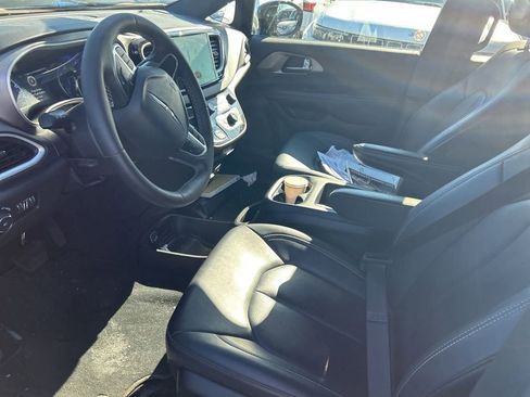 Used 2025 Chrysler Pacifica Select image 10